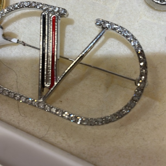 Jewelry - Silver V large Fashion‎ gold vintage style brooch